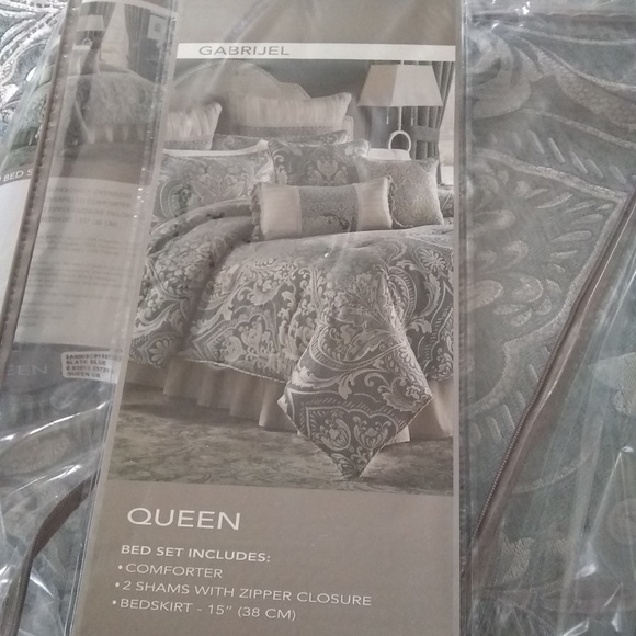 Croscill Queen size Bedding Set- Gabijel - Picture 5 of 5